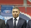 Révélé à Monaco, l'attaquant français était devenu la nouvelle star du club francilien
Nasser Al-Khelaïfi, Président-Directeur général du Paris Saint-Germain, Kylian Mbappé et Marquinhos - Le groupe AccorHotels a signé un contrat de sponsoring "All Accor Live Limitless" avec le PSG au parc des Princes en présence des joueurs de l'équipe. Cet accord d'une durée de 3 ans, renouvelable, fait de ALL, le nouveau programme de fidélité d'Accor, le partenaire majeur et sponsor maillot officiel du Club à compter de la saison 2019-2020. Paris le 22 Février 2019 © Marc Ausset-Lacroix/Bestimage