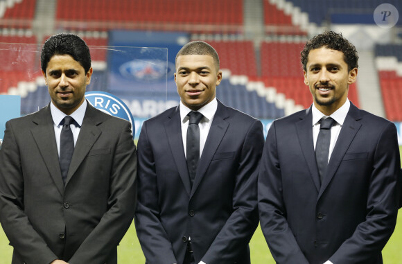 Révélé à Monaco, l'attaquant français était devenu la nouvelle star du club francilien
Nasser Al-Khelaïfi, Président-Directeur général du Paris Saint-Germain, Kylian Mbappé et Marquinhos - Le groupe AccorHotels a signé un contrat de sponsoring "All Accor Live Limitless" avec le PSG au parc des Princes en présence des joueurs de l'équipe. Cet accord d'une durée de 3 ans, renouvelable, fait de ALL, le nouveau programme de fidélité d'Accor, le partenaire majeur et sponsor maillot officiel du Club à compter de la saison 2019-2020. Paris le 22 Février 2019 © Marc Ausset-Lacroix/Bestimage