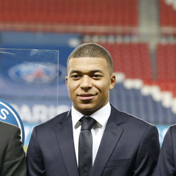 Révélé à Monaco, l'attaquant français était devenu la nouvelle star du club francilien
Nasser Al-Khelaïfi, Président-Directeur général du Paris Saint-Germain, Kylian Mbappé et Marquinhos - Le groupe AccorHotels a signé un contrat de sponsoring "All Accor Live Limitless" avec le PSG au parc des Princes en présence des joueurs de l'équipe. Cet accord d'une durée de 3 ans, renouvelable, fait de ALL, le nouveau programme de fidélité d'Accor, le partenaire majeur et sponsor maillot officiel du Club à compter de la saison 2019-2020. Paris le 22 Février 2019 © Marc Ausset-Lacroix/Bestimage