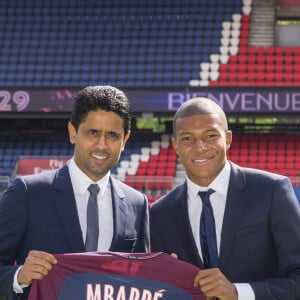 L'International français a pris la décision de ne pas renouveler son contrat avec le PSG cette année
Nasser Al-Khelaïfi - Présentation officielle de Kylian Mbappé au Parc des Princes Paris le 6 septembre 2017. © Pierre Perusseau / Bestimage 