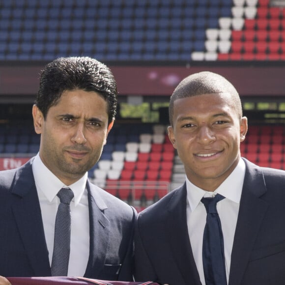 Kylian Mbappé et le prince Nasser Al-Khelaïfi (président du PSG) lors de la présentation officielle de Kylian Mbappé au PSG (Paris-Saint-Germain) au Parc des Princes à Paris, le 6 septembre 2017. © Pierre Perusseau/Bestimage 