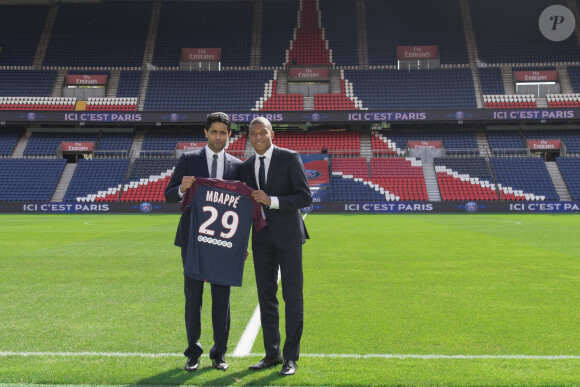 Kylian Mbappé et le prince Nasser Al-Khelaïfi (président du PSG) lors de la présentation officielle de Kylian Mbappé au PSG (Paris-Saint-Germain) au Parc des Princes à Paris, le 6 septembre 2017. © Pierre Perusseau/Bestimage 