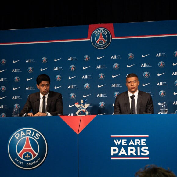 Nasser al-Khelaïfi, président-directeur général du Paris Saint-Germain, et Kylian Mbappé lors d'une conférence de presse suite au renouvellement du contrat de l'attaquant au Paris Saint-Germain jusqu'en 2025, au Parc des Princes à Paris, France, le 23 mai 2022. © Aurelien Morissard/Panoramic/Bestimage 