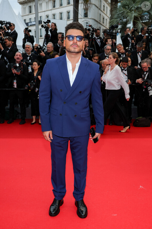 Kev Adams aussi était au Festival de Cannes ce soir !
Kev Adams - Montée des marches du film " Le deuxième acte " pour la cérémonie d'ouverture du 77ème Festival International du Film de Cannes, au Palais des Festivals à Cannes. Le 14 mai 2024 © Jacovides-Moreau / Bestimage 