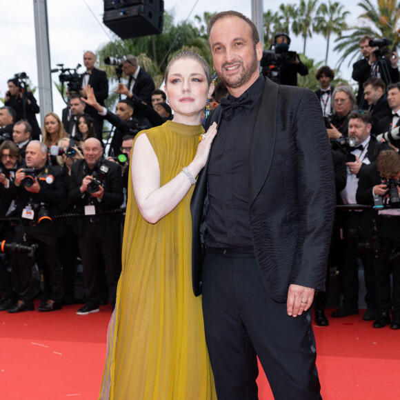 Emilie Dequenne avait le sourire ce mardi.
Emilie Dequenne et son mari Michel Ferracci - Montée des marches du film " Le deuxième acte " pour la cérémonie d'ouverture du Festival International du Film de Cannes, au Palais des Festivals à Cannes.  © Olivier Borde / Bestimage 