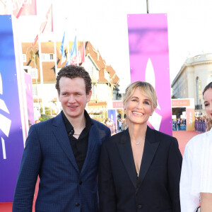 Judith Godrèche entre son fils Noé Boon et sa fille Tess Berthelemy à la première du film "Dogman" lors du 49ème Festival du Cinema Americain de Deauville, France, le 2 septembre 2023. © Denis Guignebourg/BestImage