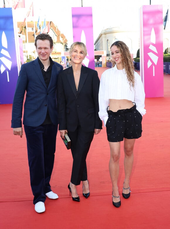 Judith Godrèche entre son fils Noé Boon et sa fille Tess Berthelemy à la première du film "Dogman" lors du 49ème Festival du Cinema Americain de Deauville, France, le 2 septembre 2023. © Denis Guignebourg/BestImage