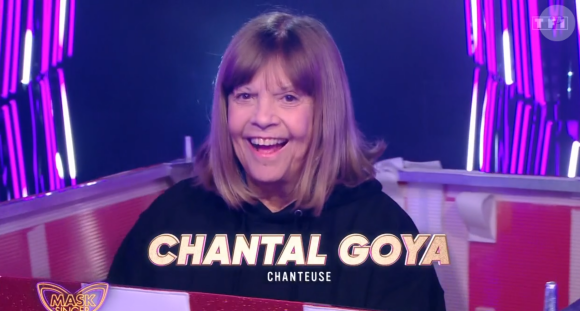 Une ardoise est mise à disposition pour communiquer par écrit.
Le Pop-Corn dans "Mask Singer", TF1, est Chantal Goya.