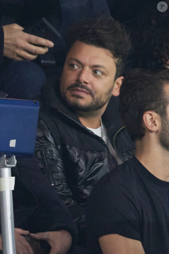 Afin que personne ne les reconnaissent, ils ont à disposition des gants, cagoules et sweat à capuche.
Kev Adams - Célébrités dans les tribunes lors du quart de finale aller de Ligue des champions: Le PSG s'est incliné à domicile face au FC Barcelone (2-3) au Parc des Princes à Paris le 10 avril 2024. © Cyril Moreau/Bestimage