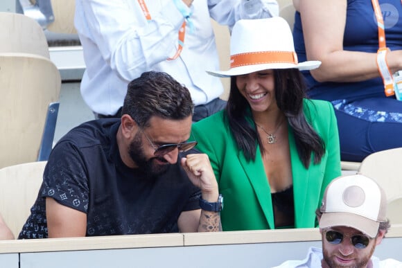 Semi-exclusif - Cyril Hanouna et la joueuse de tennis française Lola Marandel, que l'on vient de lui présenter, en tribunes lors deuxième tour des Internationaux de France de tennis de Roland Garros 2023 opposant Stanislas (Stan) Wawrinka à Thanasi Kokkinakis, à Paris, France, le 31 mai 2023. Lola est une amie du joueur de tennis Suisse Stanislas (Stan) Wawrinka. © Jacovides-Moreau/Bestimage 