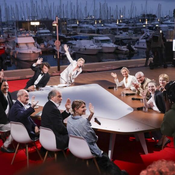 Exclusif - Bertrand Chameroy, Anne-Elisabeth Lemoine, Anne-Sophie Lapix, Claude Lelouch, Zaho de Sagazan, Emilie Dequenne sur le plateau de l'émisson "C à vous" lors du 77ème Festival International du Film de Cannes le 15 mai 2024. © Jack Tribeca / Bestimage 