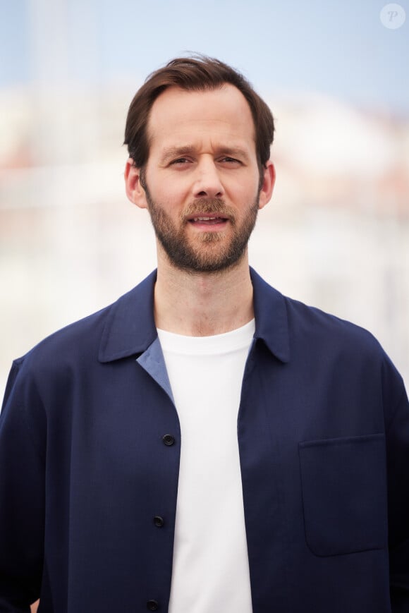 Benjamin Lavernhe au photocall de "L'Abbé Pierre - Une Vie de Combats" lors du 76ème Festival International du Film de Cannes, le 27 mai 2023. © Moreau/Jacovides/Bestimage 