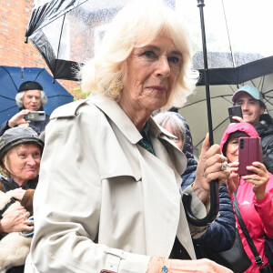 "Sa Majesté n'achètera pas de nouveaux vêtements en fourrure", a déclaré l'association Peta
 
Camilla Parker Bowles, reine consort d'Angleterre, célèbre la littérature à Rye , le 16 mai 2024.