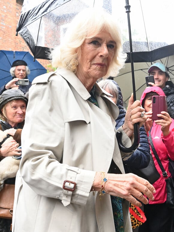 "Sa Majesté n'achètera pas de nouveaux vêtements en fourrure", a déclaré l'association Peta
 
Camilla Parker Bowles, reine consort d'Angleterre, célèbre la littérature à Rye , le 16 mai 2024.