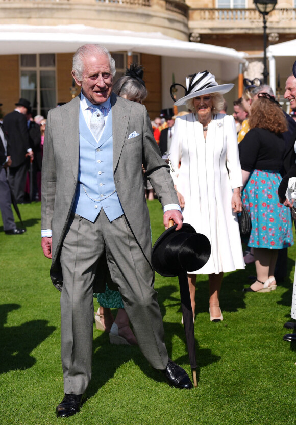 Le roi Charles III d'Angleterre et Camilla Parker Bowles, reine consort d'Angleterre, reçoivent des invités lors d'une Garden Party à Buckingham Palace à Londres, le 8 mai 2024.
