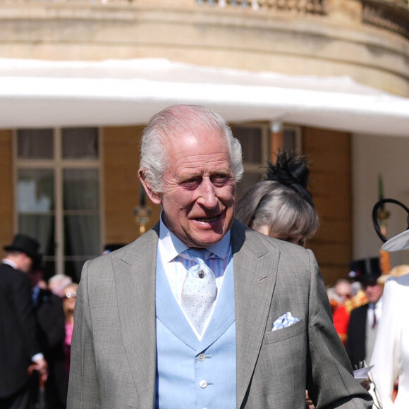 Le roi Charles III d'Angleterre et Camilla Parker Bowles, reine consort d'Angleterre, reçoivent des invités lors d'une Garden Party à Buckingham Palace à Londres, le 8 mai 2024.