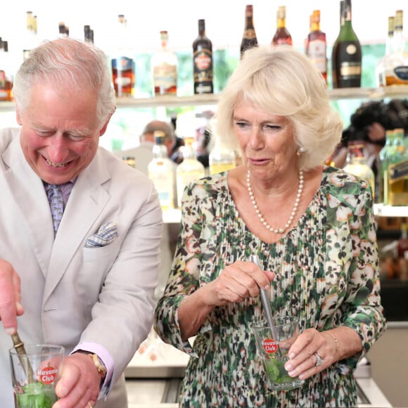 Le prince Charles, prince de Galles, et Camilla Parker Bowles, duchesse de Cornouailles, font un mojito lors d'une visite au restaurant Habanera à La Havane, Cuba le 27 mars 2019. 