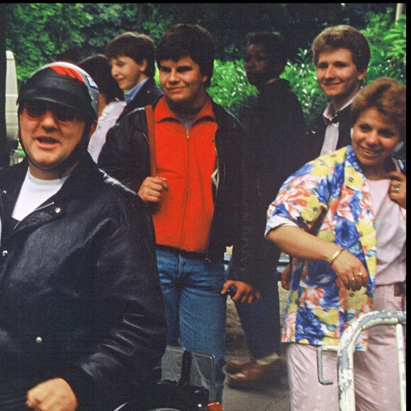 Coluche à la sortie de l'émission de Champs Élysées.