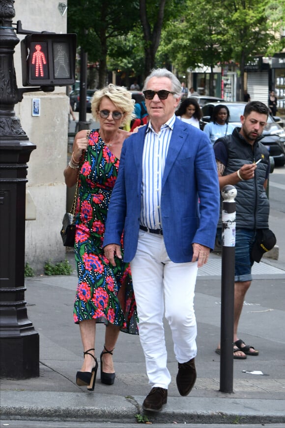 Sophie Davant et son compagnon William Leymergie - Mariage de Claude Lelouch à la mairie du 18ème à Paris. Le 17 juin 2023