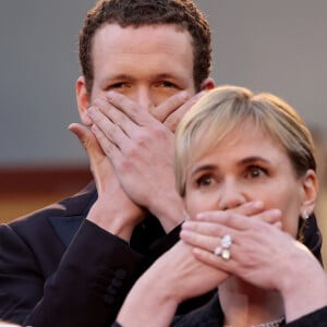 Et est trrès soutenue par ses enfants, Noé Boon. 
Noé Boon et sa mère Judith Godrèche - Montée des marches du film " Furiosa : A Mad Max Saga " lors du 77ème Festival International du Film de Cannes, au Palais des Festivals à Cannes. Le 15 mai 2024 © Jacovides-Moreau / Bestimage 
