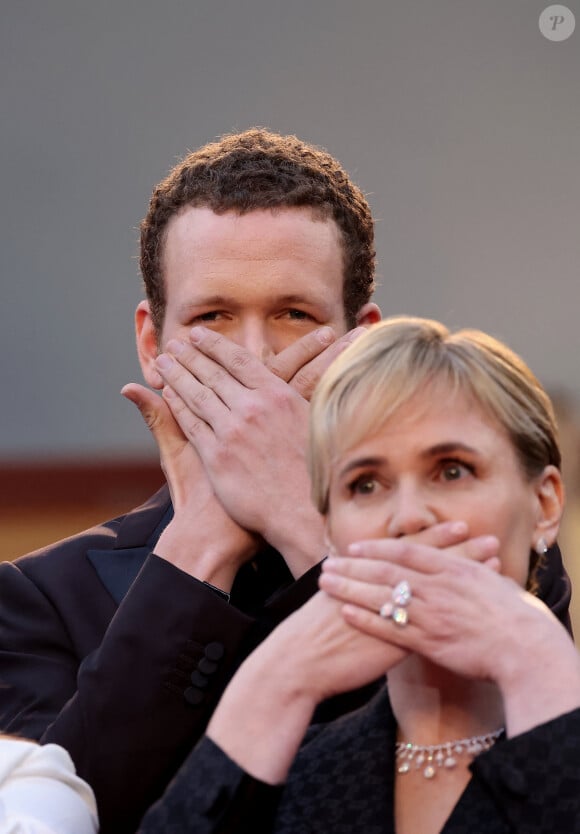 Et est trrès soutenue par ses enfants, Noé Boon. 
Noé Boon et sa mère Judith Godrèche - Montée des marches du film " Furiosa : A Mad Max Saga " lors du 77ème Festival International du Film de Cannes, au Palais des Festivals à Cannes. Le 15 mai 2024 © Jacovides-Moreau / Bestimage 