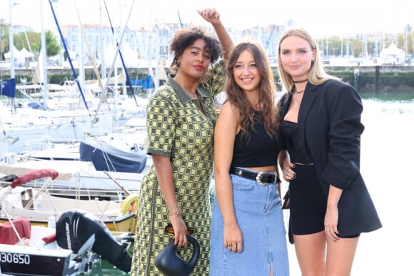 Aurélie Pons a indiqué que les scénaristes avaient choisi de ne pas faire mourir Salomé Dekens.
Margaux Aguilar, Zoï Sévérin et Aurélie Pons au photocall de la série "Ici Tout Commence" lors de la 25ème édition du Festival de la fiction de la Rochelle, France, le 16 septembre 2023. © Denis Guignebourg/BestImage