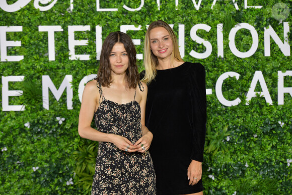 Julie Sassoust et Aurélie Pons pour la série Ici tout commence, sur le photocall du 60eme Festival de Télévision de Monte-Carlo au Grimaldi Forum à Monaco le 20 juin 2021. © Bruno Bebert/Bestimage