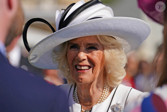 Le roi Charles III d'Angleterre et Camilla Parker Bowles, reine consort d'Angleterre, divertissent les invités lors d'une Garden Party au palais de Buckingham, à Londres, le 8 mai 2024.