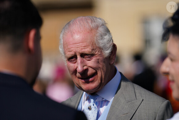 Le roi Charles III d'Angleterre et Camilla Parker Bowles, reine consort d'Angleterre, divertissent les invités lors d'une Garden Party au palais de Buckingham, à Londres, le 8 mai 2024.