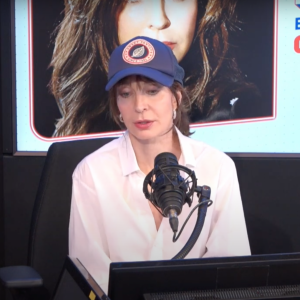 Anne Parillaud évoque son rôle de mère auprès de ses trois enfants face à Bernard Montiel sur RFM.