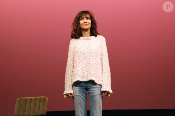 Exclusif - Anne Parillaud salut le public à la fin de la pièce - Générale de la pièce "Je ne serais pas arrivée là, si... " au théâtre Antoine à Paris, France, le 16 Mai 2024. © Bertrand Rindoff / Bestimage 