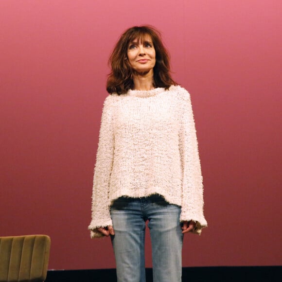 Exclusif - Anne Parillaud salut le public à la fin de la pièce - Générale de la pièce "Je ne serais pas arrivée là, si... " au théâtre Antoine à Paris, France, le 16 Mai 2024. © Bertrand Rindoff / Bestimage 