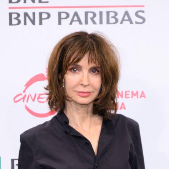 L'actrice s'est confiée sur l'éducation de ses enfants au micro de Bernard Montiel sur RFM
Anne Parillaud au photocall du film "À la Recherche" lors du 18ème Rome International Film Festival, à l'auditorium Parco Della Musica de Rome, Italie, le 24 octobre 2023. 