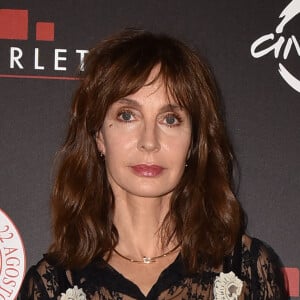 La comédienne s'est révélée dans le film Nikita de Luc Besson
Anne Parillaud au photocall du dîner de gala en faveur de la Croix Rouge à Rome le 12 octobre 2022. 