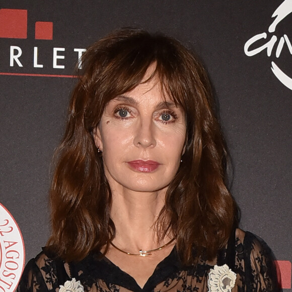 La comédienne s'est révélée dans le film Nikita de Luc Besson
Anne Parillaud au photocall du dîner de gala en faveur de la Croix Rouge à Rome le 12 octobre 2022. 