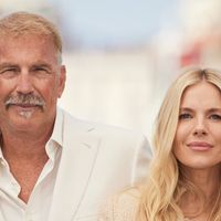 Kevin Costner assorti à son fils et chic au côté de Sienna Miller qui a fait le choix remarqué de la transparence