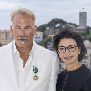 Kevin Costner et Rachida Dati - Kevin Costner reçoit la médaille de l'Ordre des Arts et des Lettres des mains de la ministre de la Culture, Rachida Dati au Salon des Ambassadeurs lors du 77ème Festival de Cannes au Palais des Festivals le 19 mai 2024. © Olivier Borde - Dominique Jacovides - Cyril Moreau/Bestimage