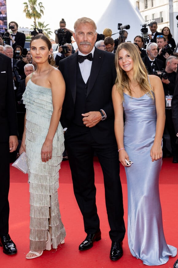 Kevin Costner de son côté a fièrement foulé le tapis rouge avec ses enfants. 
Kevin Costner et ses enfants, Annie, Grace Avery - Montée des marches du film " Horizon : An american saga " lors du 77ème Festival International du Film de Cannes, au Palais des Festivals à Cannes. Le 19 mai 2024 © Jacovides-Moreau / Bestimage