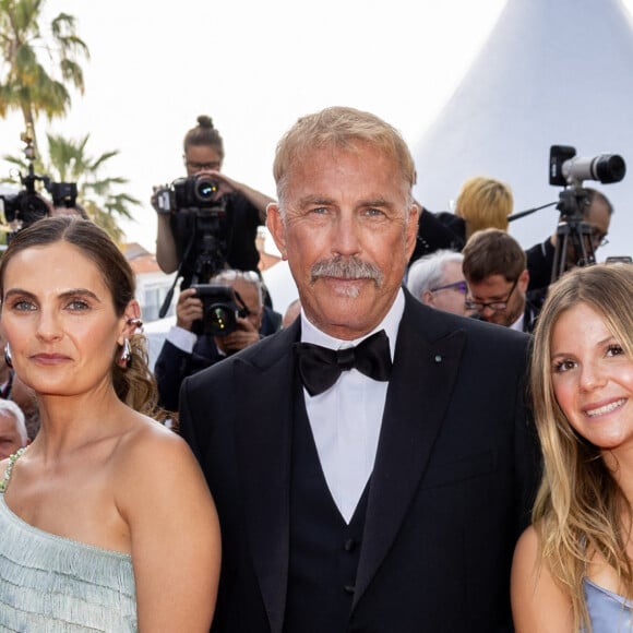 Kevin Costner de son côté a fièrement foulé le tapis rouge avec ses enfants. 
Kevin Costner et ses enfants, Annie, Grace Avery - Montée des marches du film " Horizon : An american saga " lors du 77ème Festival International du Film de Cannes, au Palais des Festivals à Cannes. Le 19 mai 2024 © Jacovides-Moreau / Bestimage