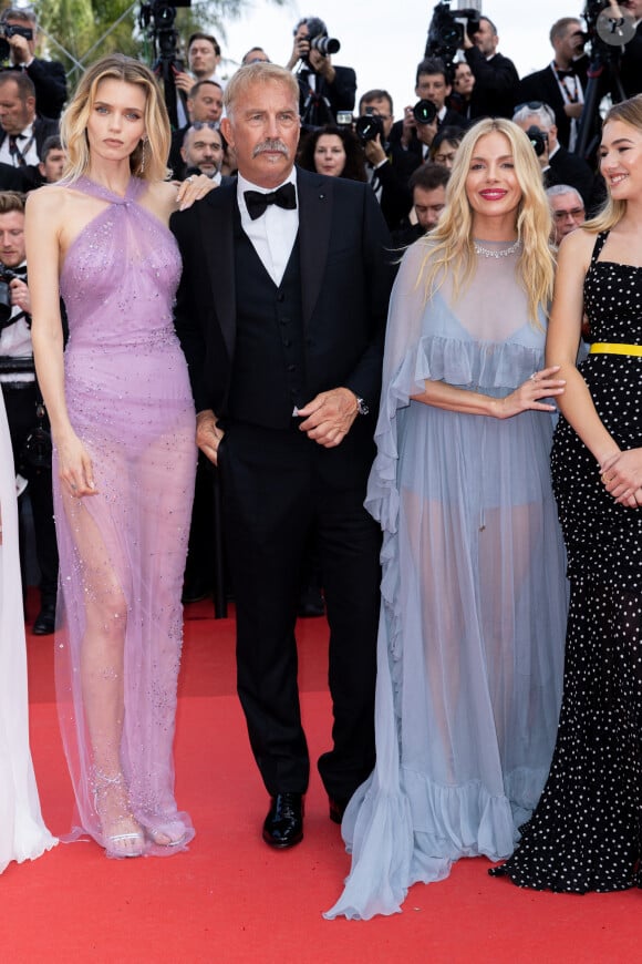 Abbey Lee Kershaw, Kevin Costner, Sienna Miller, Georgia MacPhail - Montée des marches du film " Horizon : An american saga " lors du 77ème Festival International du Film de Cannes, au Palais des Festivals à Cannes. Le 19 mai 2024 © Olivier Borde / Bestimage