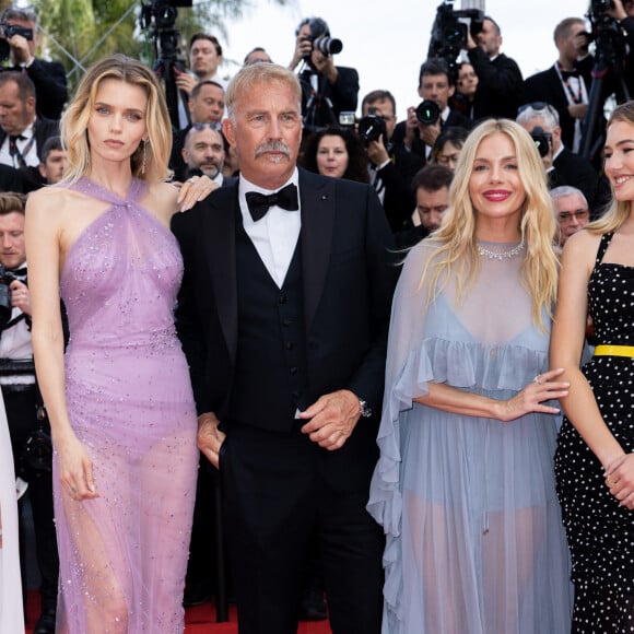 Abbey Lee Kershaw, Kevin Costner, Sienna Miller, Georgia MacPhail - Montée des marches du film " Horizon : An american saga " lors du 77ème Festival International du Film de Cannes, au Palais des Festivals à Cannes. Le 19 mai 2024 © Olivier Borde / Bestimage