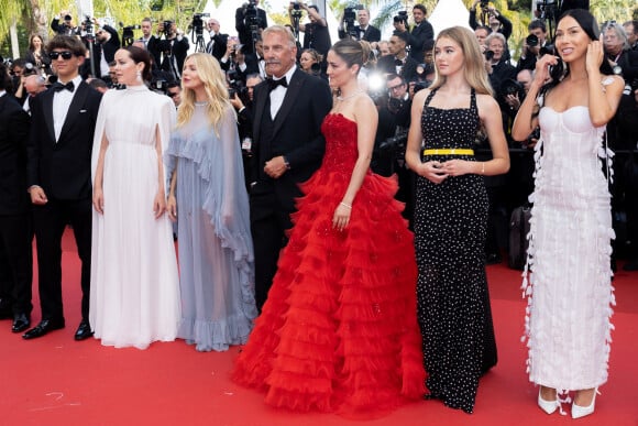 Hayes Costner, Jena Malone, Abbey Lee Kershaw, Sienna Miller, Kevin Costner, Isabelle Fuhrman, Georgia MacPhail, Wasé Chief - Montée des marches du film " Horizon : An american saga " lors du 77ème Festival International du Film de Cannes, au Palais des Festivals à Cannes. Le 19 mai 2024 © Olivier Borde / Bestimage