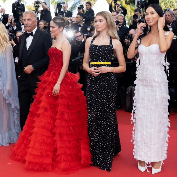 Hayes Costner, Jena Malone, Abbey Lee Kershaw, Sienna Miller, Kevin Costner, Isabelle Fuhrman, Georgia MacPhail, Wasé Chief - Montée des marches du film " Horizon : An american saga " lors du 77ème Festival International du Film de Cannes, au Palais des Festivals à Cannes. Le 19 mai 2024 © Olivier Borde / Bestimage