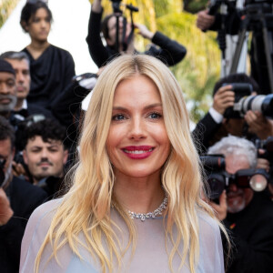 L'actrice qui a récemment accouché a fait sensation sur la tapis rouge dans une robe qui laissait peu de place à l'imagination. 
Sienna Miller - Montée des marches du film " Horizon : An american saga " lors du 77ème Festival International du Film de Cannes, au Palais des Festivals à Cannes. Le 19 mai 2024 © Olivier Borde / Bestimage