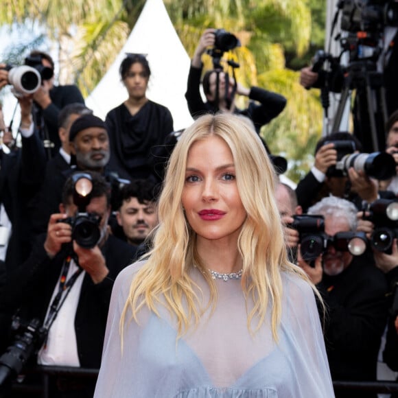 Sienna Miller - Montée des marches du film " Horizon : An american saga " lors du 77ème Festival International du Film de Cannes, au Palais des Festivals à Cannes. Le 19 mai 2024 © Olivier Borde / Bestimage