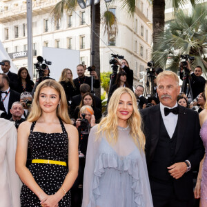 C'est ensuite tout sourire que l'équipe a posé pour les photographes. 
Isabelle Fuhrman, Ella Hunt, Georgia MacPhail, Sienna Miller, Kevin Costner, Abbey Lee Kershaw, Jena Malone, Hayes Costner, Alejandro Edda - Montée des marches du film " Horizon : An american saga " lors du 77ème Festival International du Film de Cannes, au Palais des Festivals à Cannes. Le 19 mai 2024 © Jacovides-Moreau / Bestimage