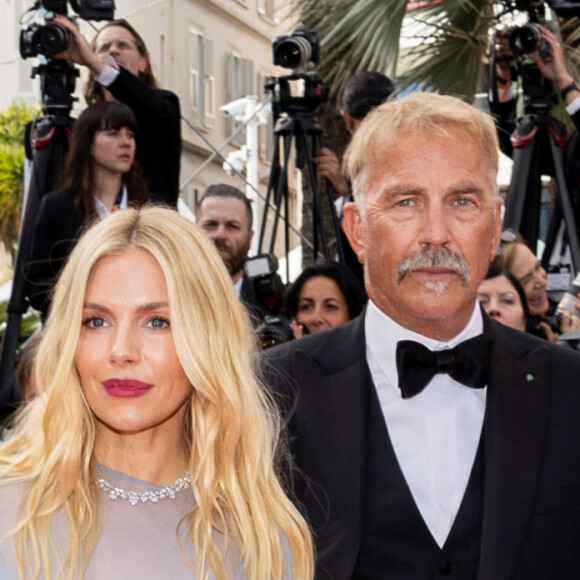 Sienna Miller et Kevin Costner étaient très attendus pour la montée des marches du film "Horizon : An american saga". 
Georgia MacPhail, Sienna Miller, Kevin Costner, Abbey Lee Kershaw - Montée des marches du film " Horizon : An american saga " lors du 77ème Festival International du Film de Cannes, au Palais des Festivals à Cannes. © Jacovides-Moreau / Bestimage