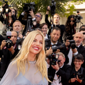 Sienna Miller - Montée des marches du film " Horizon : An american saga " lors du 77ème Festival International du Film de Cannes, au Palais des Festivals à Cannes. Le 19 mai 2024 © Jacovides-Moreau / Bestimage