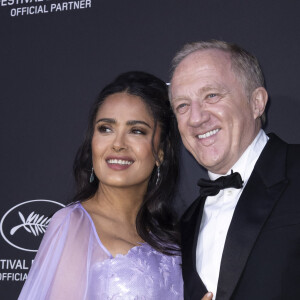 Salma Hayek rayonnait quant à elle auprès de son mari François-Henri Pinault
Salma Hayek et son mari François-Henri Pinault - Photocall du dîner "Women in Motion" par le groupe Kering, Place de la Castre, lors du 77ème Festival International du Film de Cannes le 19 mai 2024. © Olivier Borde/Bestimage