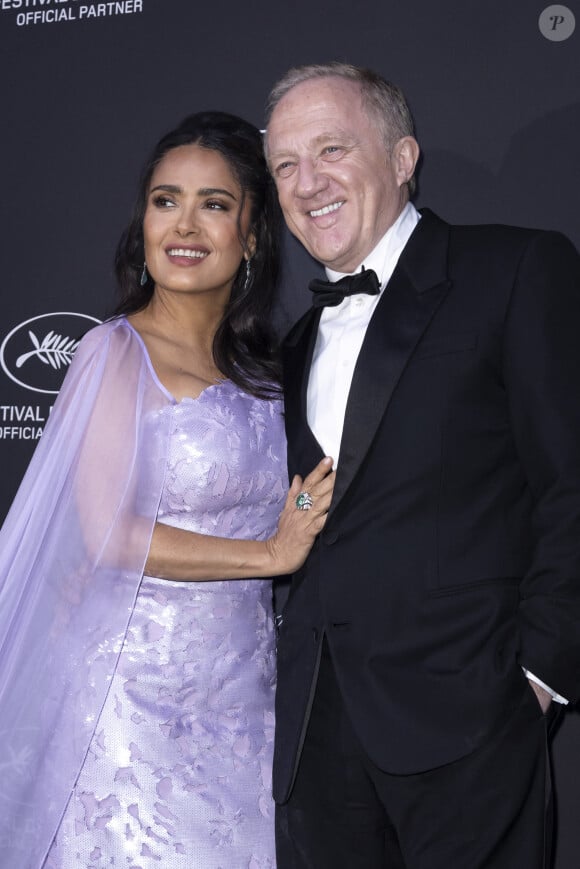 Salma Hayek rayonnait quant à elle auprès de son mari François-Henri Pinault
Salma Hayek et son mari François-Henri Pinault - Photocall du dîner "Women in Motion" par le groupe Kering, Place de la Castre, lors du 77ème Festival International du Film de Cannes le 19 mai 2024. © Olivier Borde/Bestimage